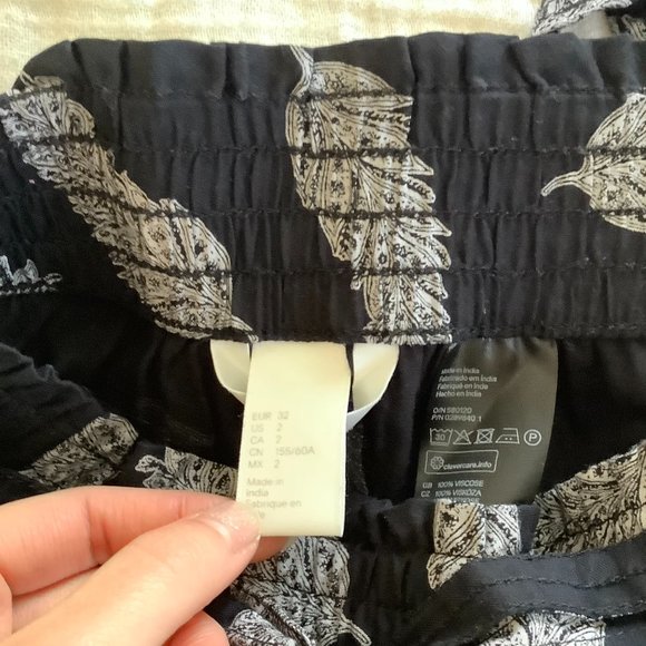 H&M Feather Print Skirt Size 2 - Picture 2 of 4